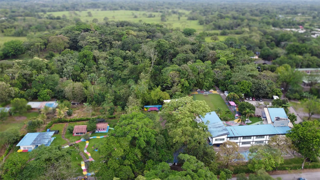 vista aerea del colegio y la reserva natural