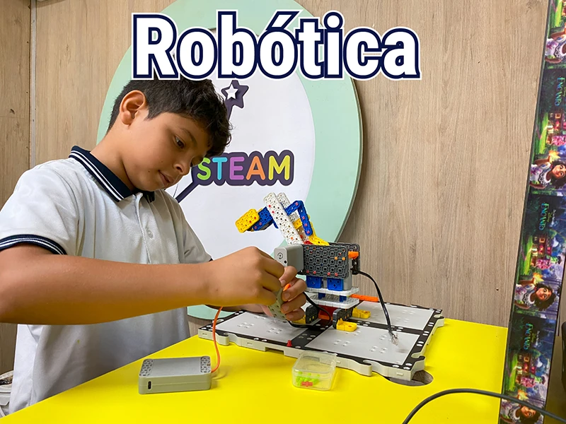 Estudiante desarrollando un ejercicio de la escuela de formacion de Robotica de Gimnasio los Ocobos