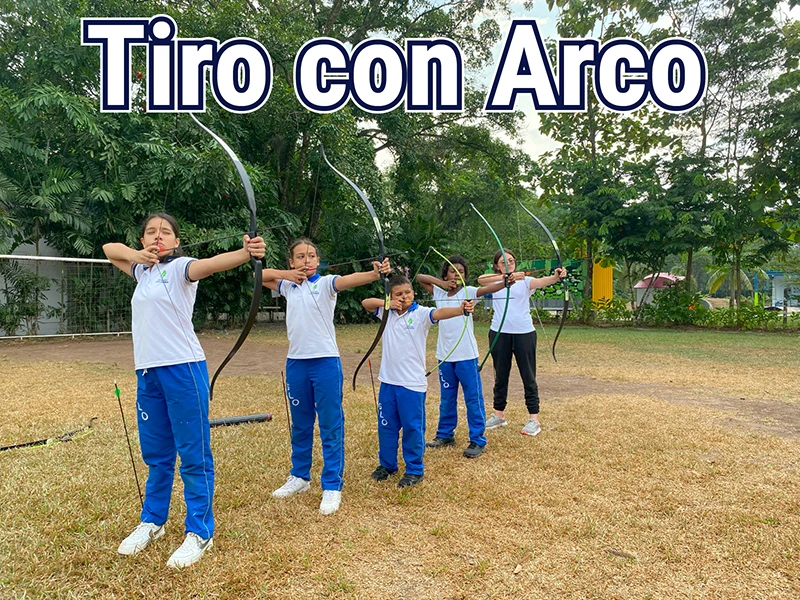 Estudiante practicando Tiro con Arco en la escuela de formación de Gimnasio los Ocobos