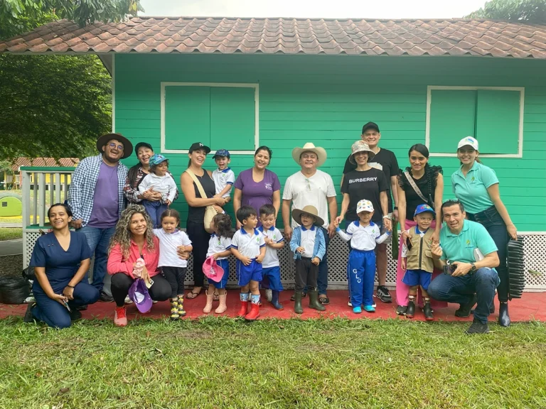 Estudiantes y Padres de familia frente al Jardin Ocobos despues de una jornada de siembra en la Sembraton