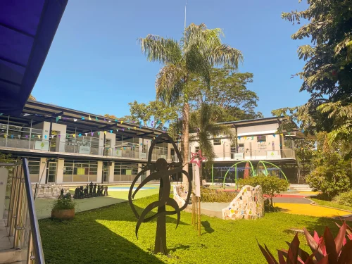 Entrada al campus del Colegio Gimnasio los Ocobos en Villavicencio