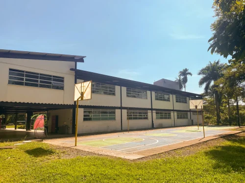 Cancha de Volleyball y fachada del colegio Gimnasio los Ocobos