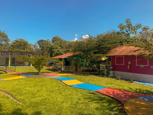 Dos de las aulas en el Jardín de Ocobos