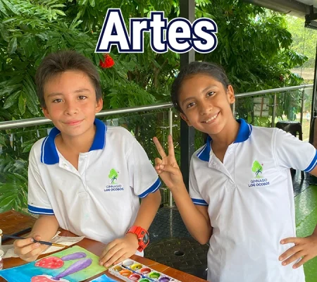 Estudiantes dibujando en la escuela de formacion de arte de Gimnasio los Ocobos