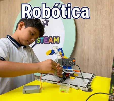 Estudiante desarrollando un ejercicio de la escuela de formacion de Robotica de Gimnasio los Ocobos