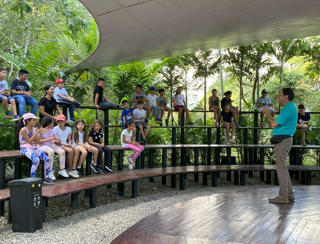 Estudiantes de primaria y bachillerato asistiendo a la visita guiada de Ocobos Reserva Natural